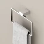 Aro toallero EOS de bronce cromado con diseño rectangular y montaje incluido