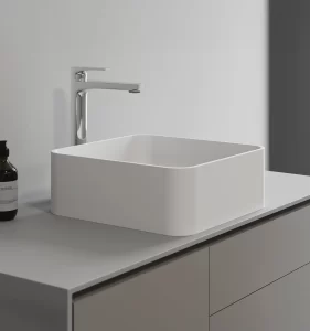 Lavatorio cuadrado QBIX A36 en cerámica vitrificada blanca. Acabado brillante, diseño sin juntas, resistente y de fácil instalación.