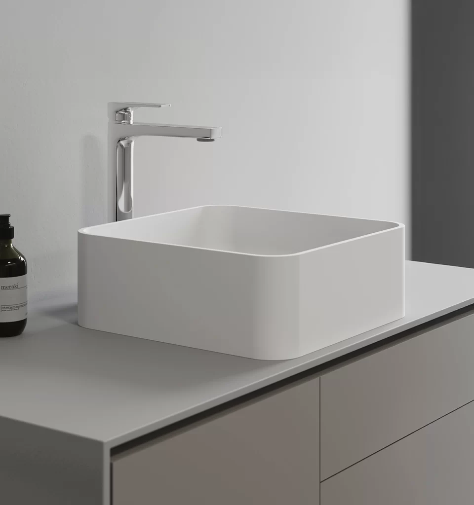 Lavatorio cuadrado QBIX A36 en cerámica vitrificada blanca. Acabado brillante, diseño sin juntas, resistente y de fácil instalación.