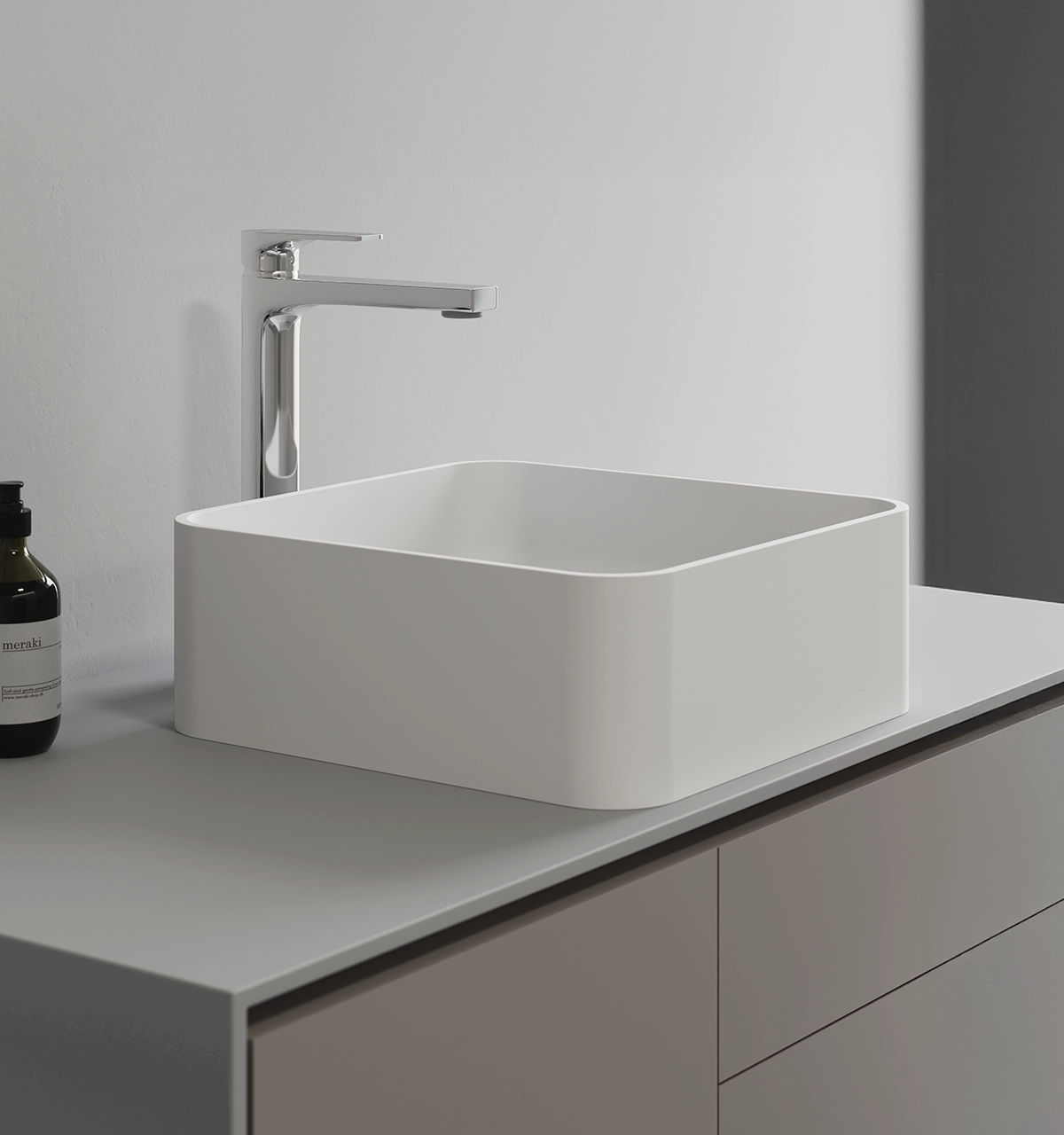 FA17274-AMB Lavatorio cuadrado QBIX A36 Lavatorio cuadrado QBIX A36 en cerámica vitrificada blanca. Acabado brillante, diseño sin juntas, resistente y de fácil instalación.