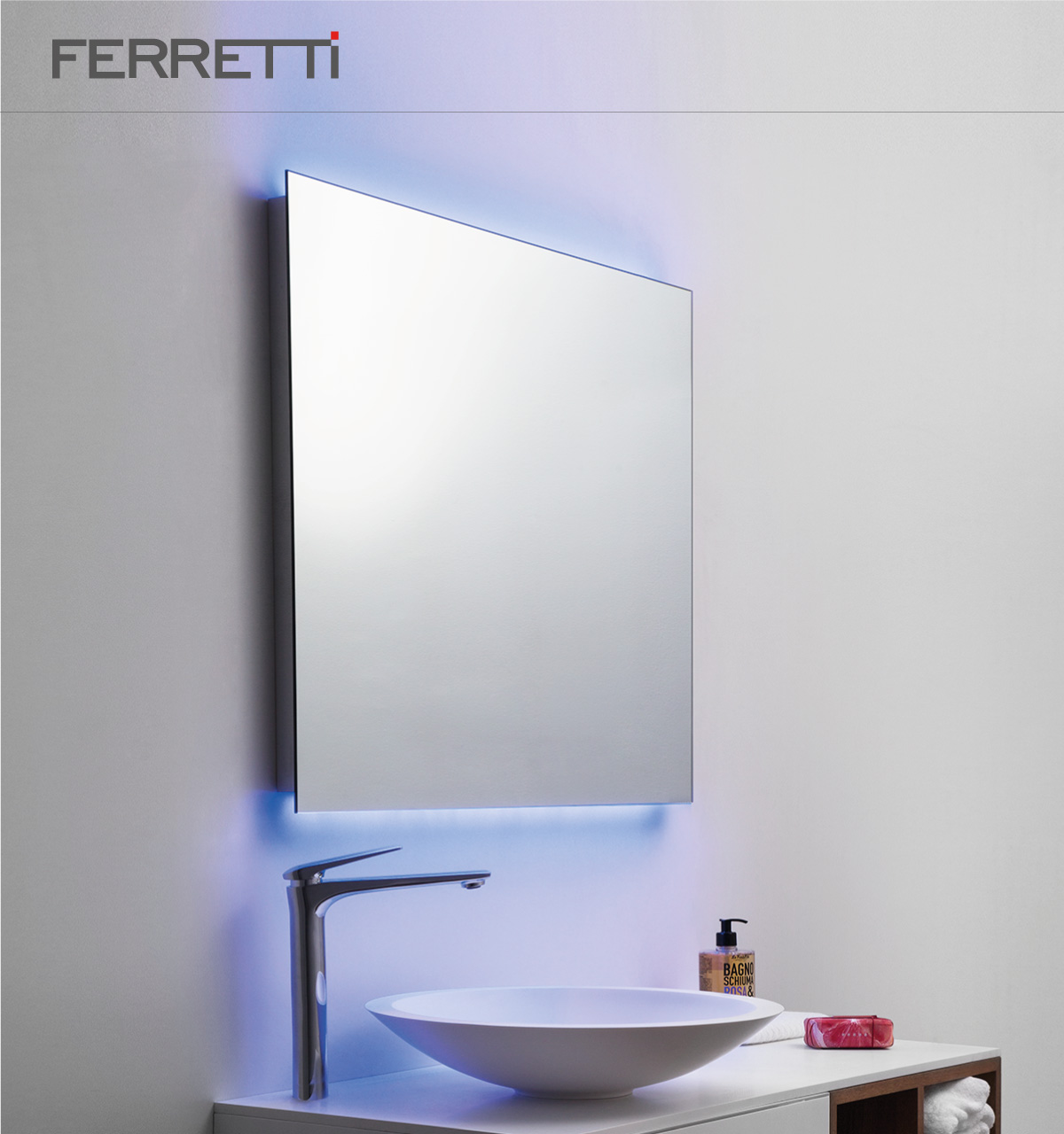 Espejo Stixx con luz led de color azul encendido con sensor - Ferretti
